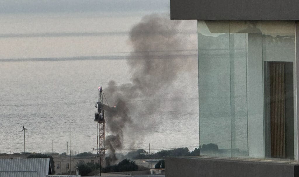 Η φωτιά κοντά στο αεροδρόμιο κινητοποίησε την Πυροσβεστική