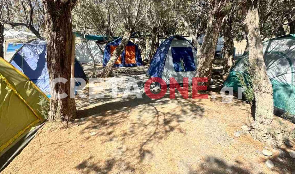Έστησαν το παράνομο κάμπινγκ πλάι στο κύμα