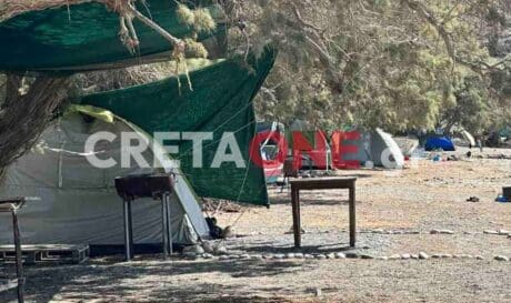 Έστησαν το παράνομο κάμπινγκ πλάι στο κύμα