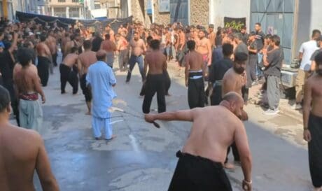 Αναβίωσε το αιματηρό έθιμο της Ασούρα με τα αυτομαστιγώματα των Σιιτών Μουσουλμάνων