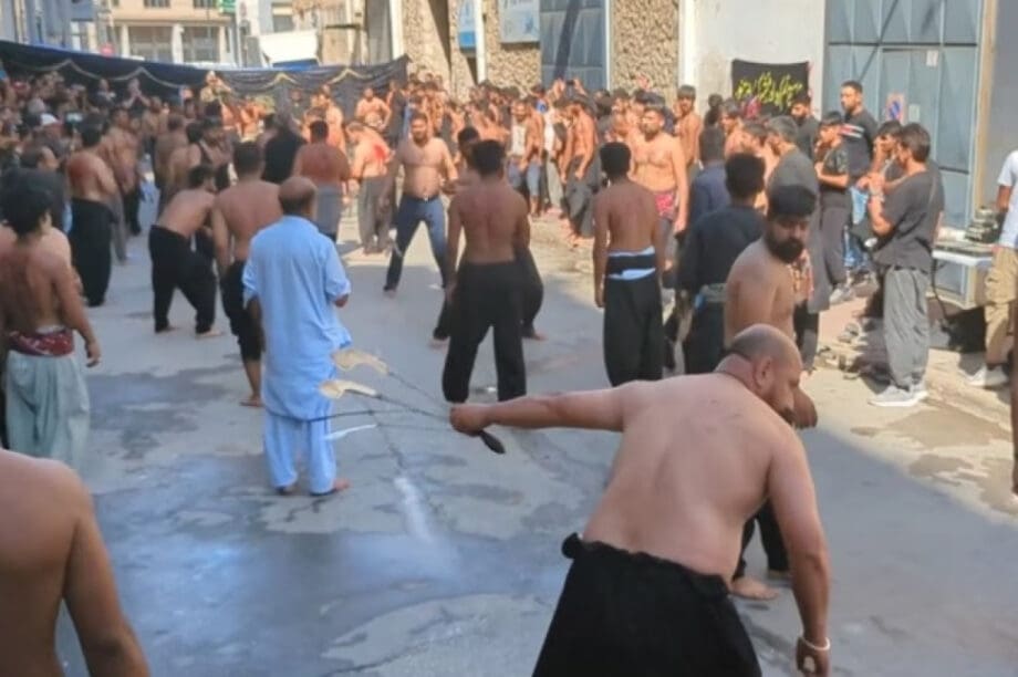 Αναβίωσε το αιματηρό έθιμο της Ασούρα με τα αυτομαστιγώματα των Σιιτών Μουσουλμάνων