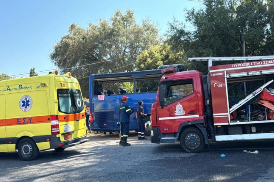 Τροχαίο στην Κέρκυρα: Μέρος του λεωφορείου σφηνώθηκε στη νταλίκα