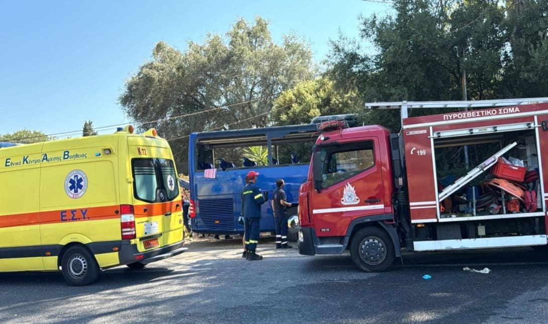 Τροχαίο στην Κέρκυρα: Μέρος του λεωφορείου σφηνώθηκε στη νταλίκα