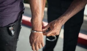 Αυτός είναι ο αξιωματικός του Λιμενικού που «ψάρευε» ανήλικα με 20 ευρώ