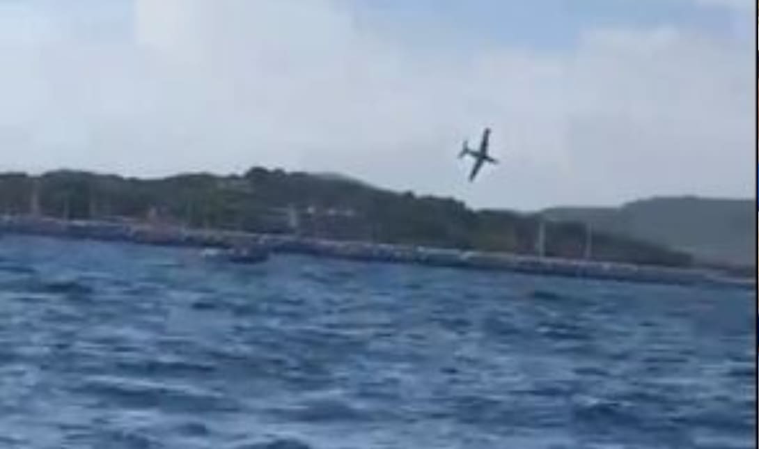 Γαλλία: Συντριβή αεροπλάνου κατά τη διάρκεια επίδειξης – Αγνοείται η τύχη του πιλότου
