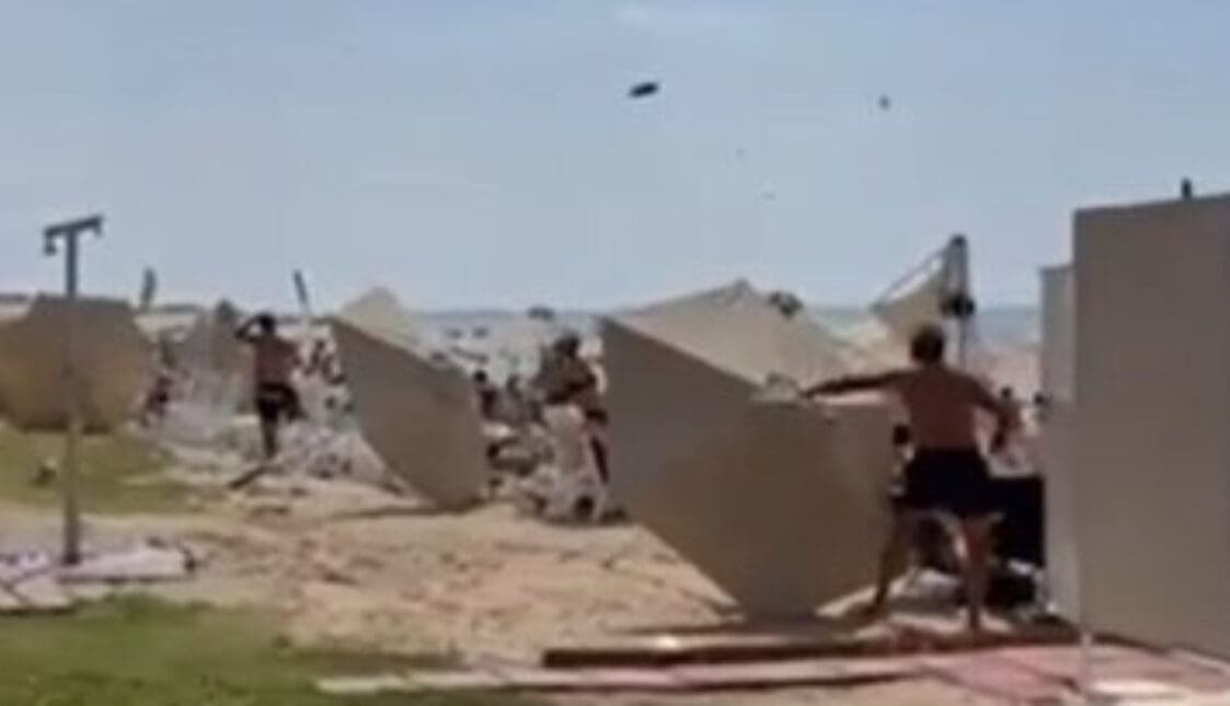 Ο δυνατός αέρας σάρωσε το beach bar και ξήλωσε τις ομπρέλες