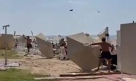Ο δυνατός αέρας σάρωσε το beach bar και ξήλωσε τις ομπρέλες