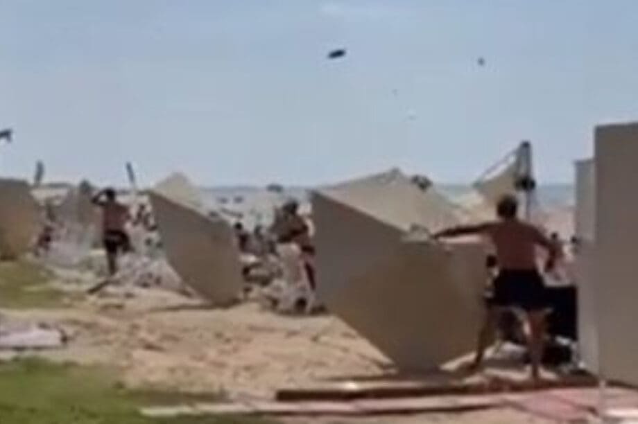 Ο δυνατός αέρας σάρωσε το beach bar και ξήλωσε τις ομπρέλες