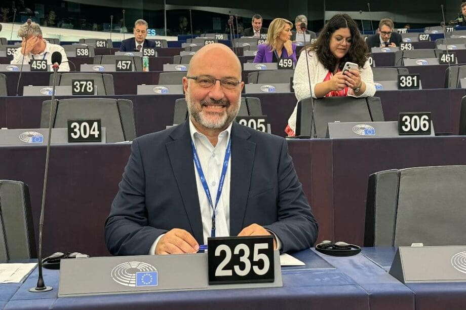 Σάκης Αρναούτογλου