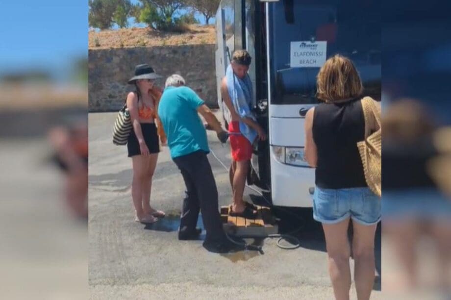 Οδηγός λεωφορείου καθαρίζει έναν-έναν τους τουρίστες