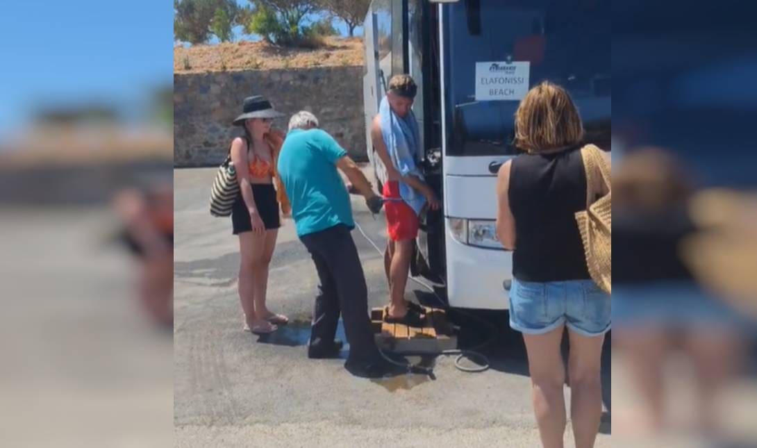 Οδηγός λεωφορείου καθαρίζει έναν-έναν τους τουρίστες