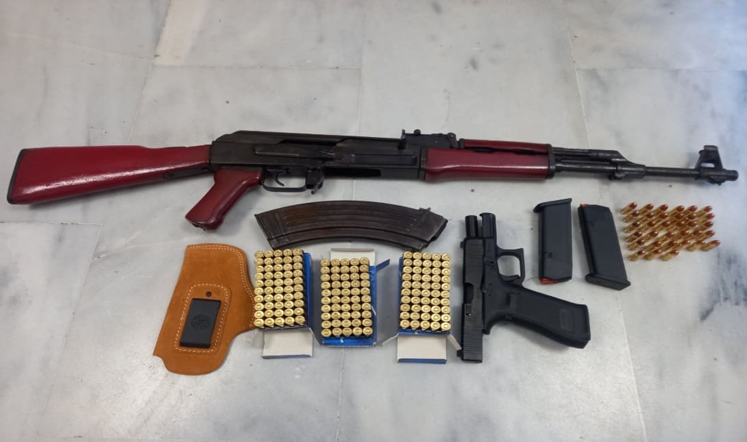 Χανιά: Βρήκαν Kalashnikov μέσα στο σπίτι και τον συνέλαβαν
