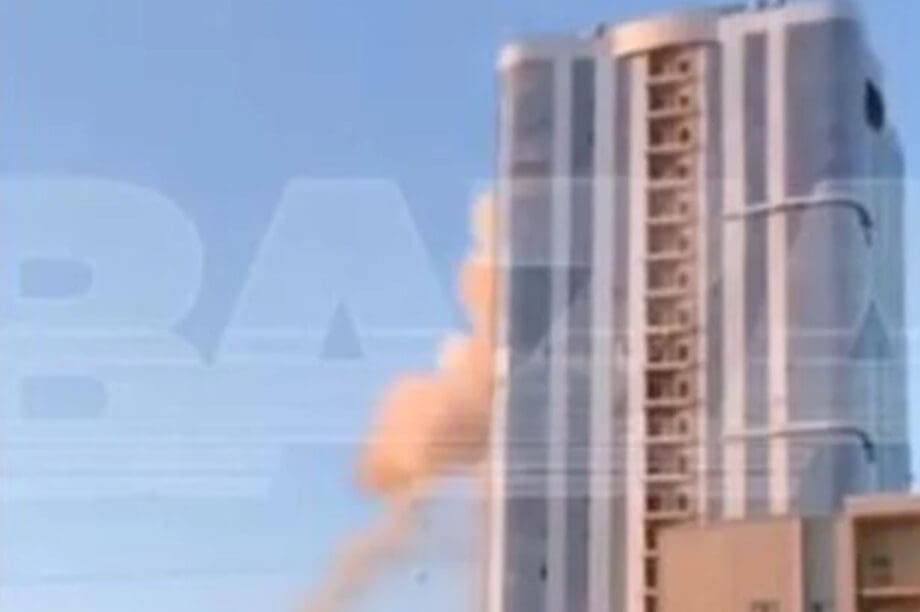 Ρωσία: Βίντεο δείχνει ουκρανικό ντρόουν να πέφτει πάνω σε πολυώροφο κτίριο