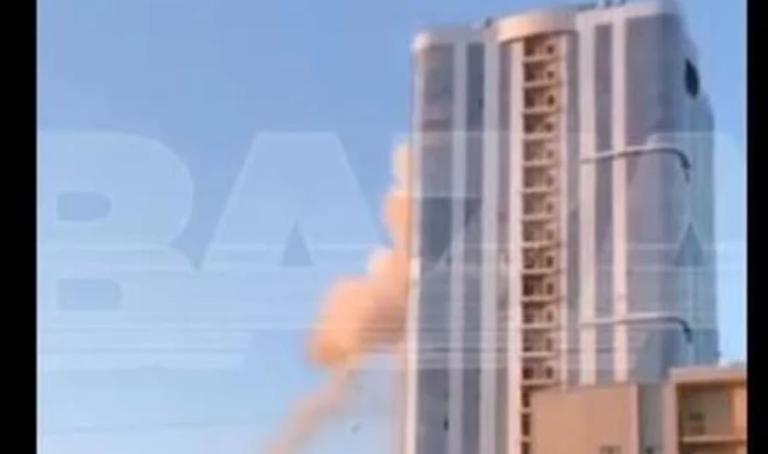 Ρωσία: Βίντεο δείχνει ουκρανικό ντρόουν να πέφτει πάνω σε πολυώροφο κτίριο