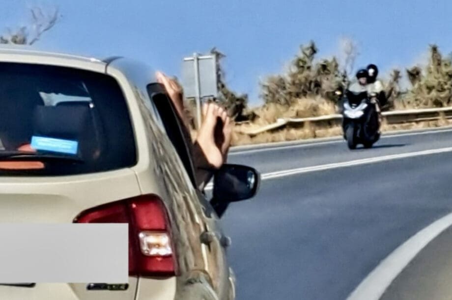 πόδια παράθυρο