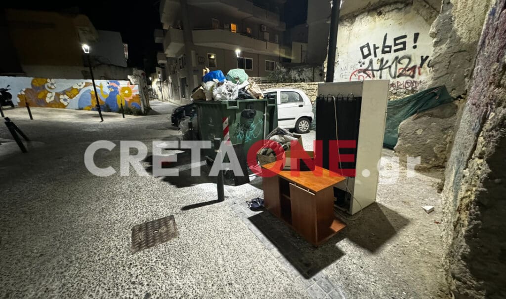 Πέταξαν τη νύχτα σαν... τους κλέφτες το ψυγείο και τα έπιπλα στους κάδους