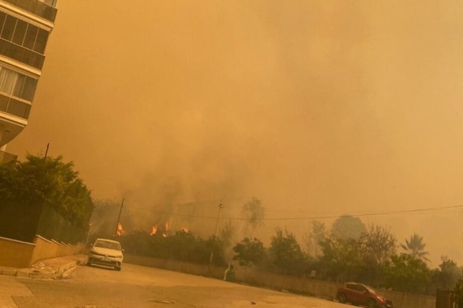 Σε κατοικημένες περιοχές η μεγάλη φωτιά στο Κορδελιό της Σμύρνης