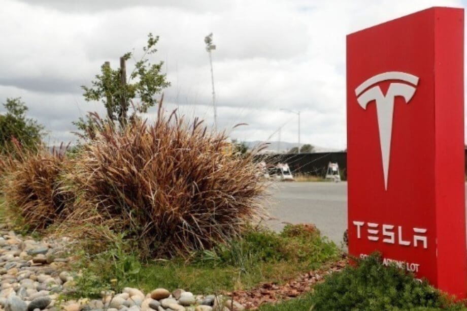 Tesla: Βάζει πρόσθετη μπαταρία στην καρότσα του Cybertruck