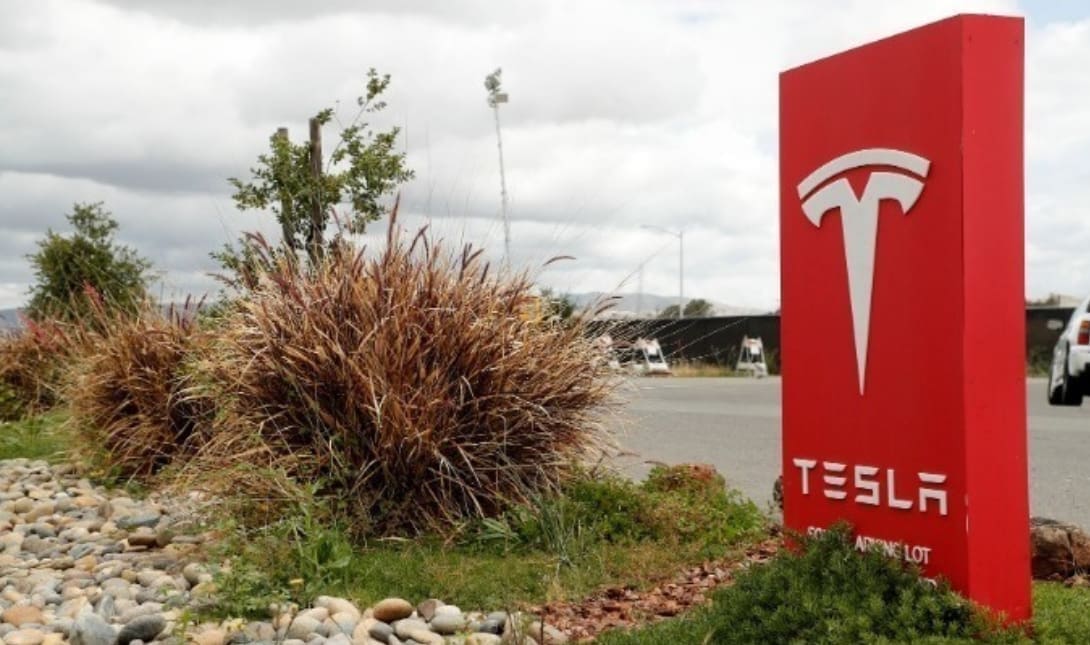 Tesla: Βάζει πρόσθετη μπαταρία στην καρότσα του Cybertruck