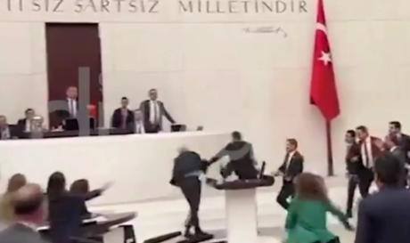 Τουρκία: Άγριο ξύλο στη Βουλή