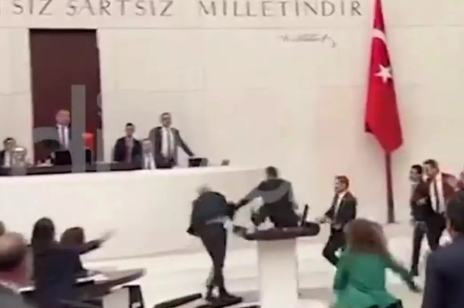Τουρκία: Άγριο ξύλο στη Βουλή
