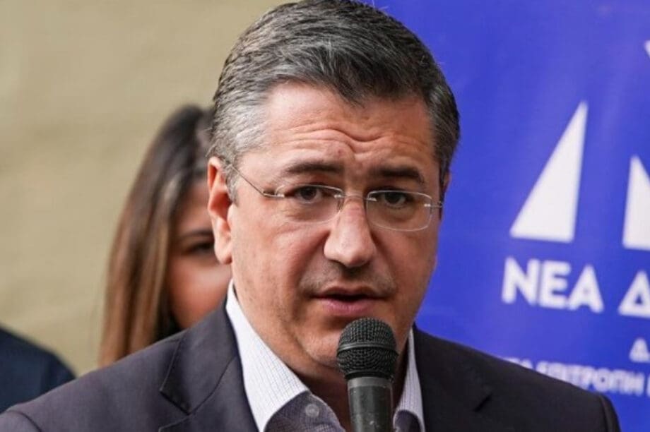 Απόστολος Τζιτζικώστας