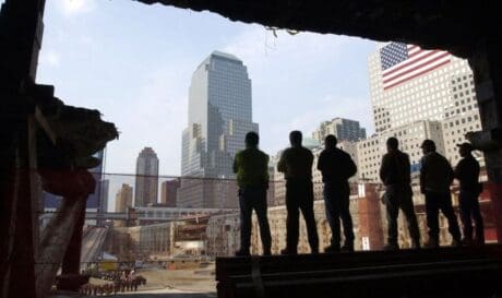 Εργάτες στα απομεινάρια του κτηρίου του Παγκόσμιου Κέντρου Εμπορίου, στη Νέα Υόρκη.