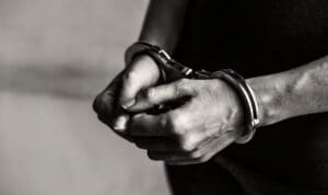 Στα χέρια της αστυνομίας ο 43χρονος που κάρφωσε την έγκυο σύζυγό του με πιρούνι