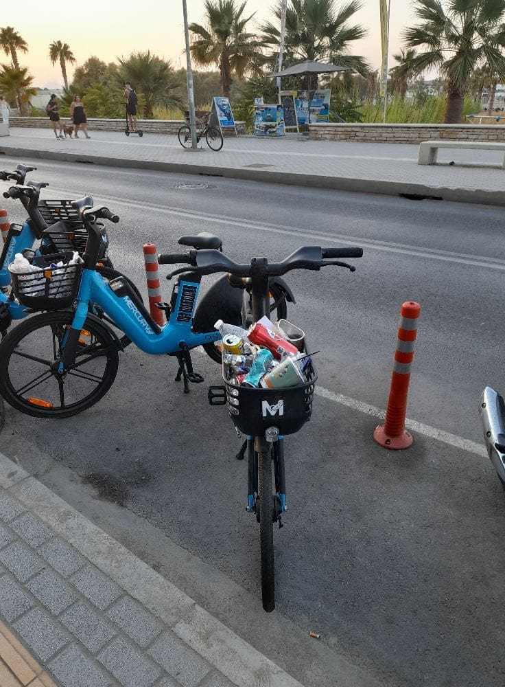 Πέταξαν τα σκουπίδια τους σε καλάθι... ηλεκτρικού ποδηλάτου!