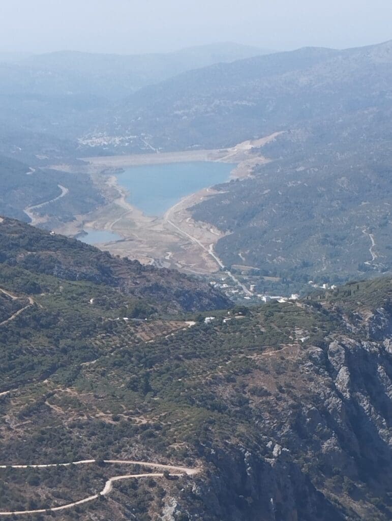 Το χωριό Σφενδύλι - το οποίο εγκαταλείφθηκε στο πλαίσιο της κατασκευής του φράγματος - έχει αναδυθεί πλέον στην επιφάνεια