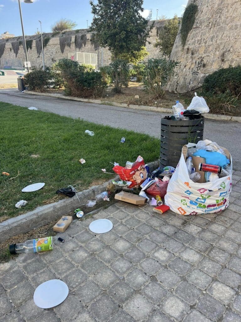 Έκαναν... έφοδο και λεηλάτησαν το πάρκο