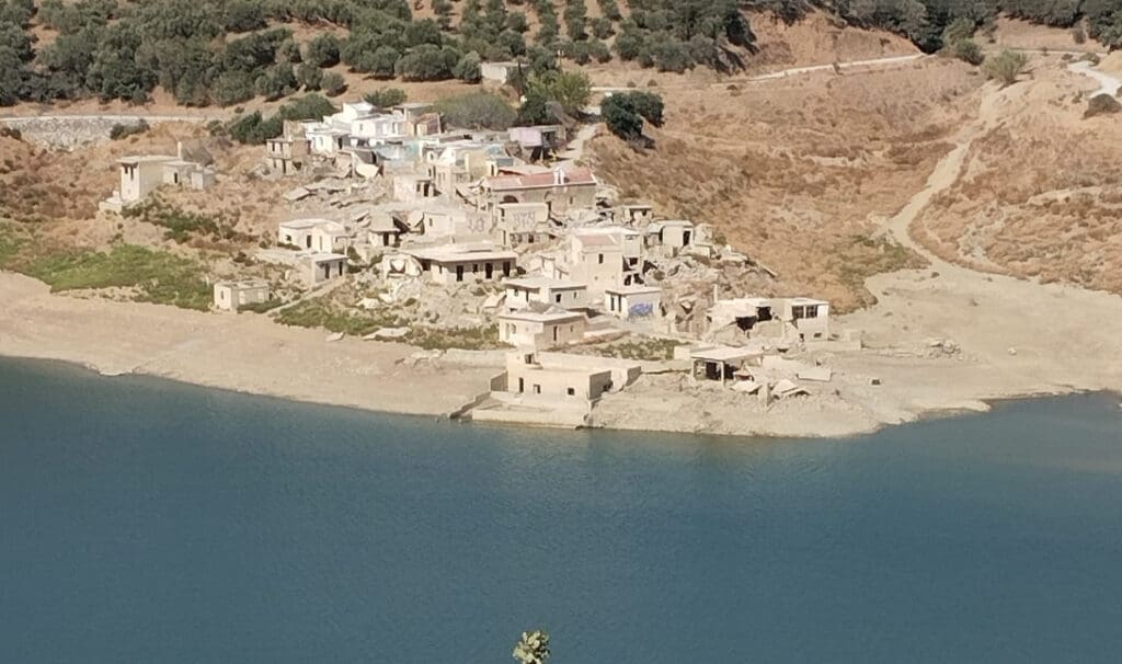 Το χωριό Σφενδύλι - το οποίο εγκαταλείφθηκε στο πλαίσιο της κατασκευής του φράγματος - έχει αναδυθεί πλέον στην επιφάνεια