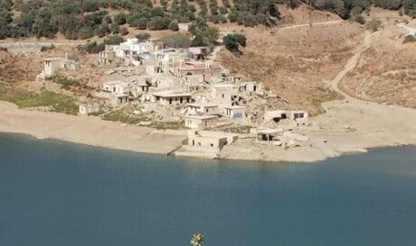 Το χωριό Σφενδύλι - το οποίο εγκαταλείφθηκε στο πλαίσιο της κατασκευής του φράγματος - έχει αναδυθεί πλέον στην επιφάνεια