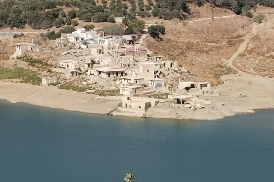 Το χωριό Σφενδύλι - το οποίο εγκαταλείφθηκε στο πλαίσιο της κατασκευής του φράγματος - έχει αναδυθεί πλέον στην επιφάνεια