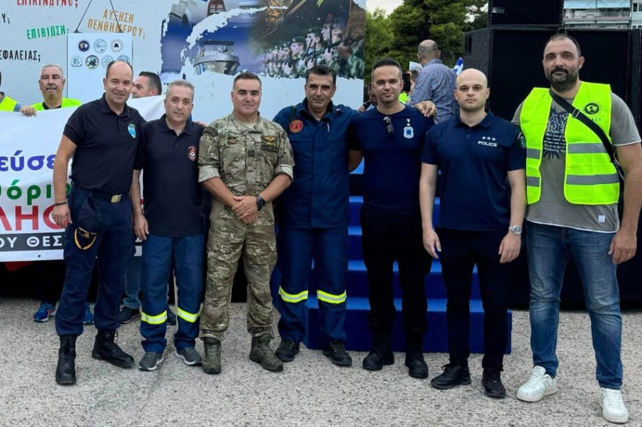 Οι εξαγγελίες έχουν ξεσηκώσει θύελλα αντιδράσεων, με τους αστυνομικούς, τους πυροσβέστες και τους Λιμενικούς να μιλούν για εμπαιγμό.
