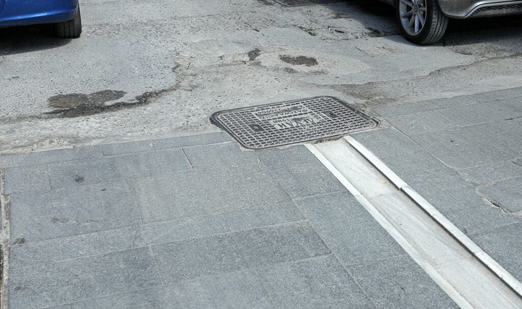 Τραγική είναι η κατάσταση που επικρατεί στην οδό Ταξιάρχου Μαρκοπούλου, στην καρδιά της πόλης του Ηρακλείου.