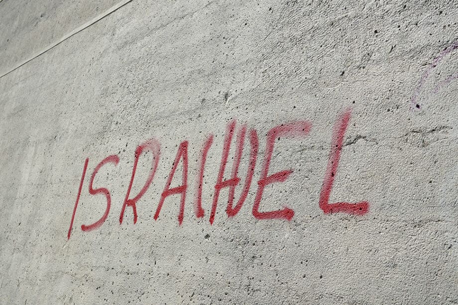 Συνθήματα κατά του Ισραήλ και των πολιτών του που επισκέπτονται το Ηράκλειο, έχουν κάνει την εμφάνισή τους σε κεντρικά σημεία.