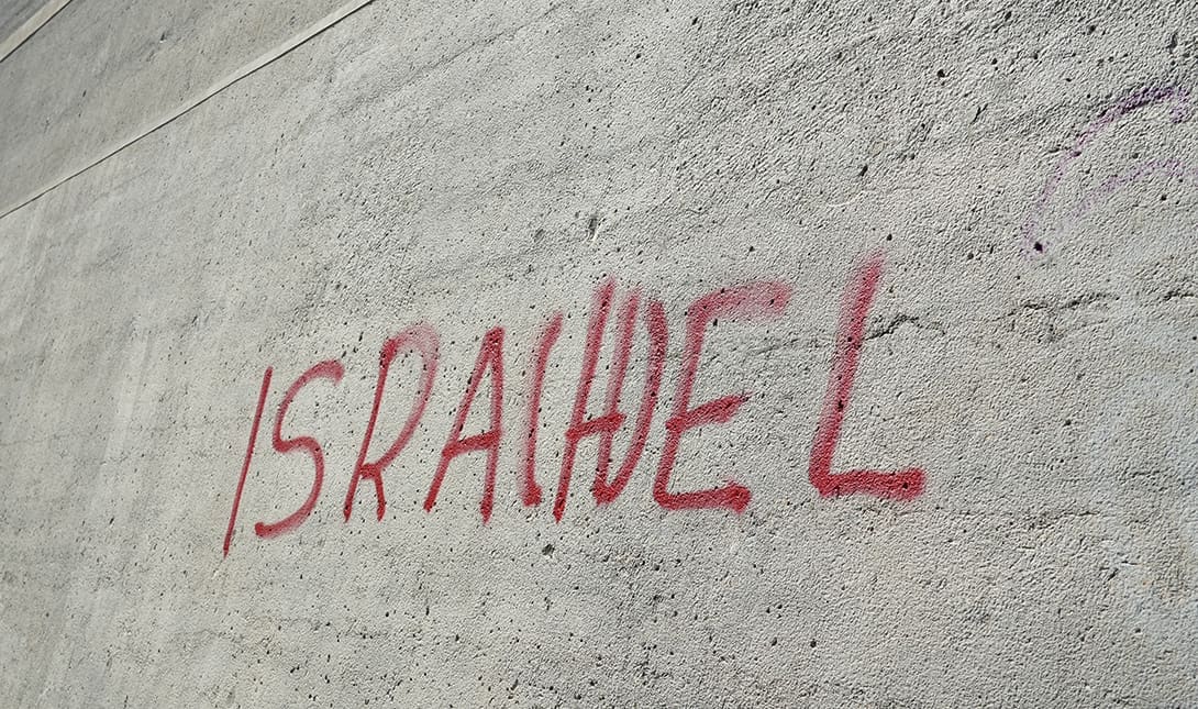 Συνθήματα κατά του Ισραήλ και των πολιτών του που επισκέπτονται το Ηράκλειο, έχουν κάνει την εμφάνισή τους σε κεντρικά σημεία.