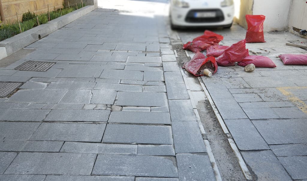 Τραγική είναι η κατάσταση που επικρατεί στην οδό Ταξιάρχου Μαρκοπούλου, στην καρδιά της πόλης του Ηρακλείου.