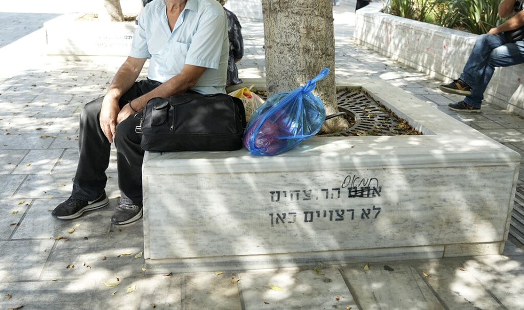 Συνθήματα κατά του Ισραήλ και των πολιτών του που επισκέπτονται το Ηράκλειο, έχουν κάνει την εμφάνισή τους σε κεντρικά σημεία.