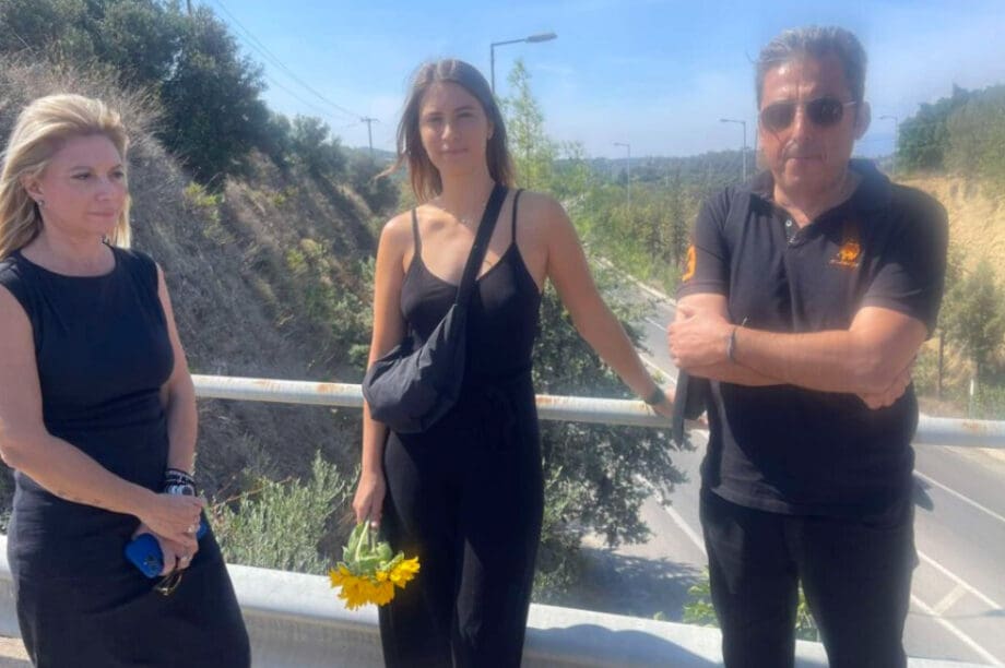 Φόρο τιμής στατων θυμάτων του τροχαίου στον Γαλατά απέτιναν Μαρία Καρυστιανού και τον Παύλος Ασλανίδης