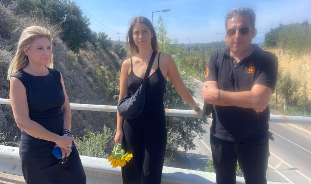Φόρο τιμής στατων θυμάτων του τροχαίου στον Γαλατά απέτιναν Μαρία Καρυστιανού και τον Παύλος Ασλανίδης