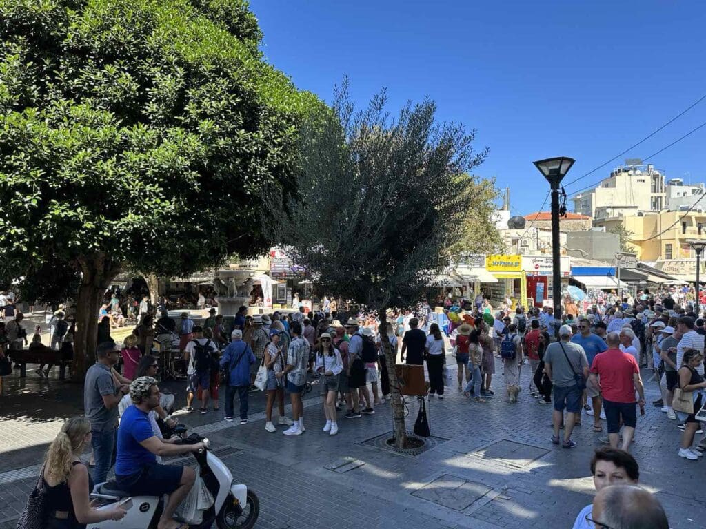 Εκμεταλλεύτηκαν την καλοκαιρία και ξεχύθηκαν στο κέντρο