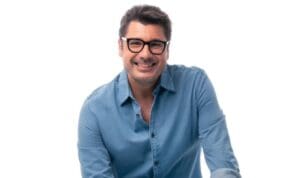 Γιώργος Μαζωνάκης: Η γεμάτη αιχμές ανάρτηση του Λάμπρου Κωνσταντάρα – «Καλοφάγωτα τώρα»