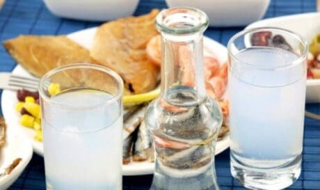 Ούζο: Σαρώνει τις διεθνείς αγορές – Πού πίνεται περισσότερο