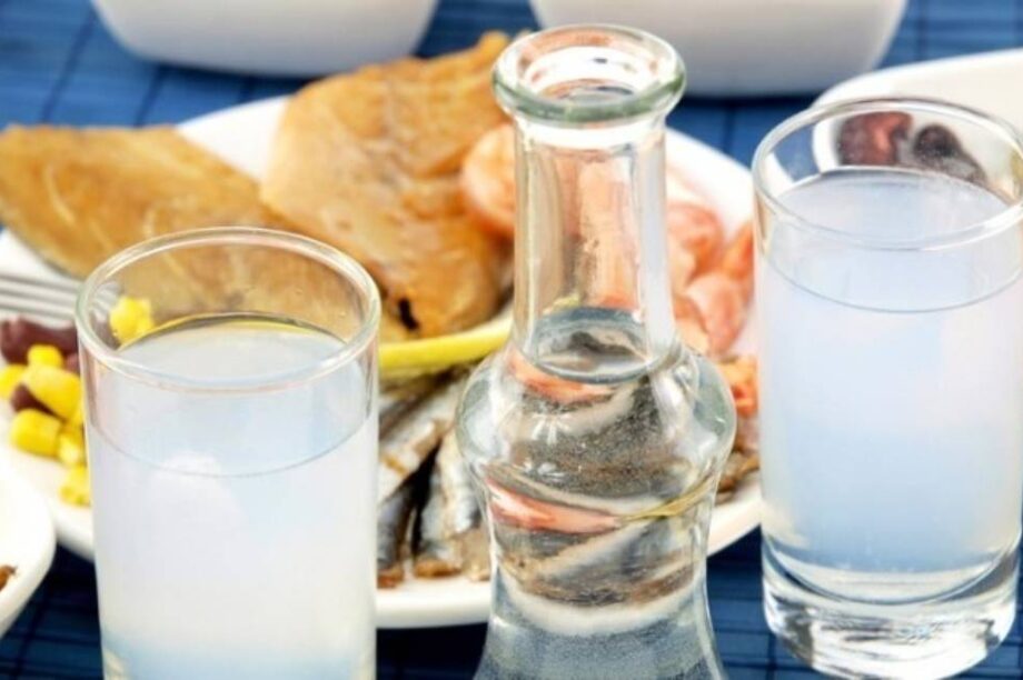 Ούζο: Σαρώνει τις διεθνείς αγορές – Πού πίνεται περισσότερο