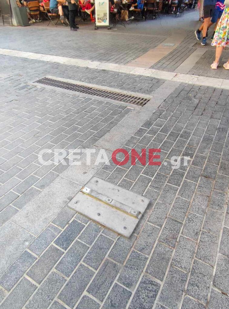 Η πινακίδα... ξηλώθηκε, με τους ασυνείδητους να αφήνουν τη βάση της, προφανώς γιατί δεν μπόρεσαν να την κλέψουν - καταστρέψουν και αυτήν.