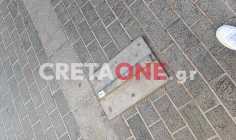 Η πινακίδα... ξηλώθηκε, με τους ασυνείδητους να αφήνουν τη βάση της, προφανώς γιατί δεν μπόρεσαν να την κλέψουν - καταστρέψουν και αυτήν.