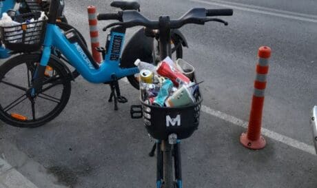 Πέταξαν τα σκουπίδια τους σε καλάθι... ηλεκτρικού ποδηλάτου!