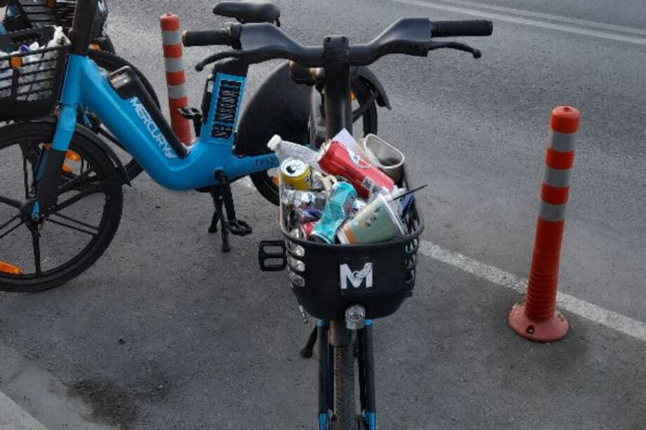 Πέταξαν τα σκουπίδια τους σε καλάθι... ηλεκτρικού ποδηλάτου!